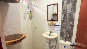 A bathroom with a shower, toilet, and sink. - Selva Maria Tayrona  (Santa Marta)