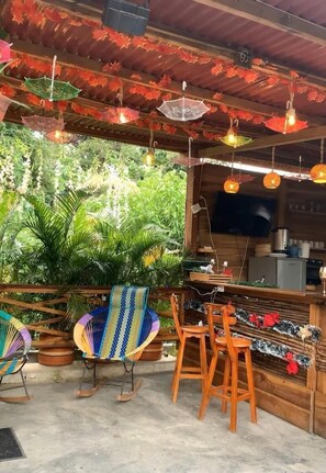 Bar en bord de piscine
