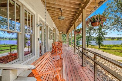 The Lakeside Giddy Up Getaway - Explore Lindale's Wineries and Canton Trade Days