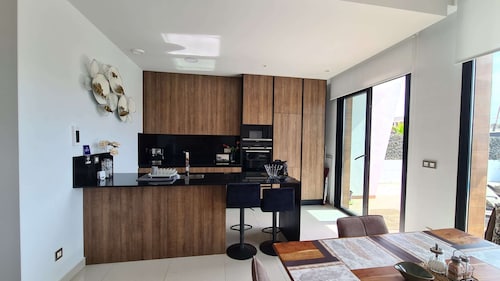 Luxury Villa for 6 Guests With Terrace