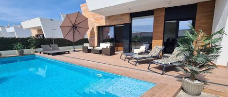 Huvila | Uima-allas | Sisäuima-allas, ulkouima-allas