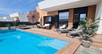 Luxury Villa for 6 Guests With Terrace