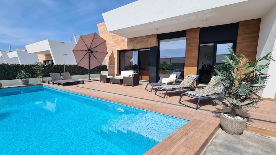 Luxury Villa for 6 Guests With Terrace