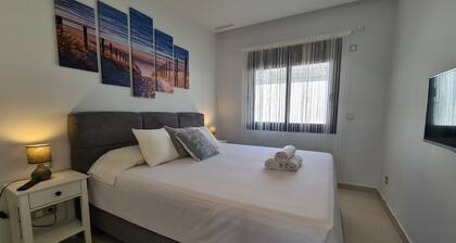 Luxury Villa for 6 Guests With Terrace