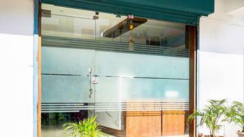 ํ์ฐ์ค | ๋ฆฌ์
์
