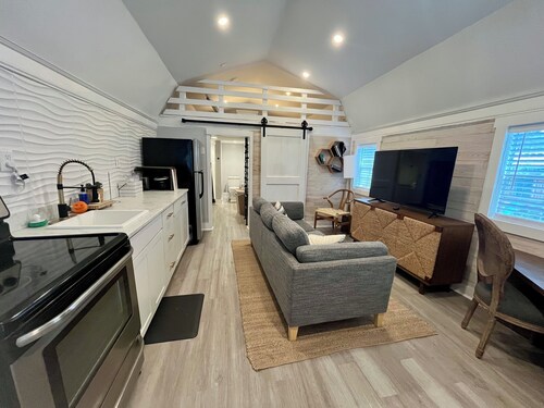 Tiny house monthly rental with small office in central North Charleston with AC