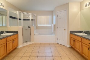 ヘアドライヤー、タオル、石鹸、トイレットペーパー