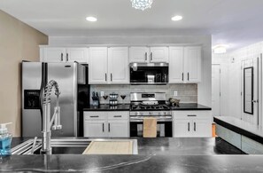 Refrigerador, microondas, horno, placa de cocina