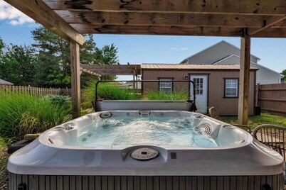 Clean,Cozy &Updated Home with Jacuzzi, Fenced in yard, BarShed, Firepit & MORE!