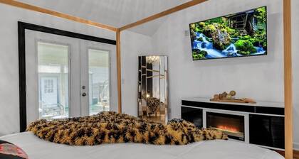 Clean,Spacious,Newly Updated with Jacuzzi, BarShed. Thoughtfully Decorated!