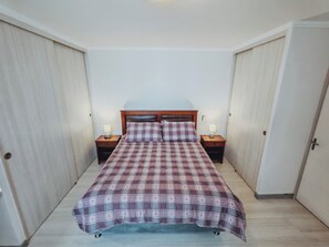 3 bedrooms, iron/ironing board, WiFi, bed sheets