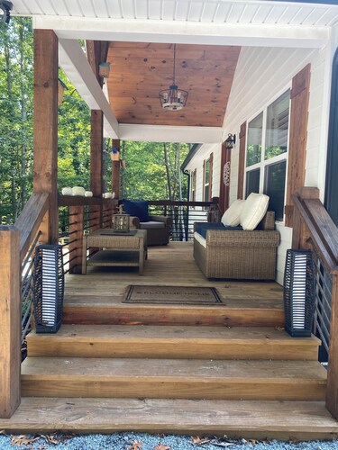 NEW Dog- Friendly Soothing Modern Cabin In Ellijay-Fire Pit & Resort Amenities!