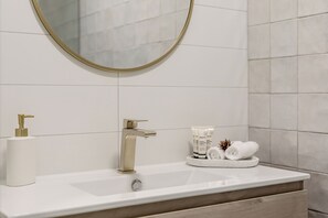 Dusche, Handtücher, Seife, Toilettenpapier