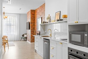 Frigorifero, microonde, forno, piano cottura