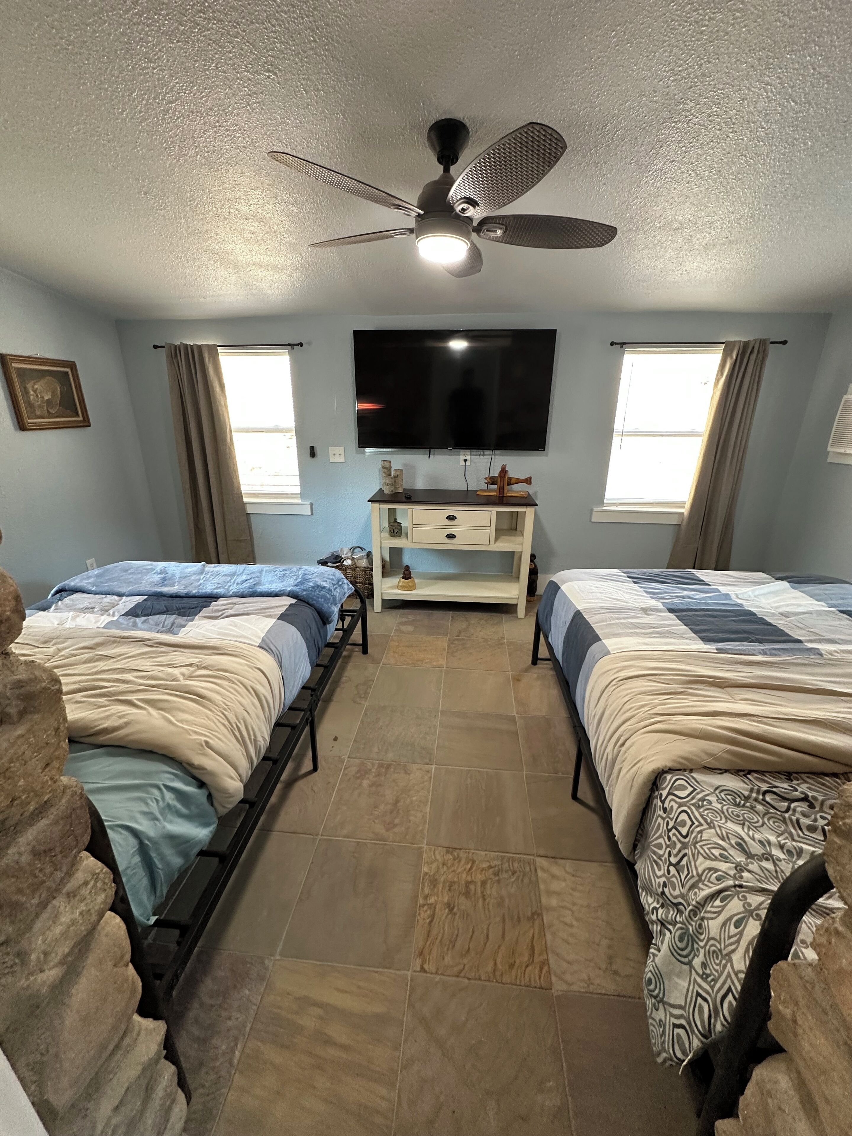 3 室のベッドルーム、旅行用ベビーベッド、WiFi (無料)、ベッドシーツ