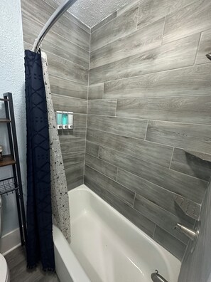 Haartrockner, Handtücher, Seife, Shampoo