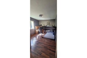 5 bedrooms, iron/ironing board, WiFi, bed sheets