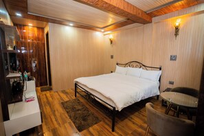 1 bedroom, bed sheets