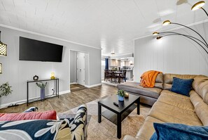 Smart TV - Spacious 4-bedroom house in beautiful Terre Haute with AC (Terre Haute)