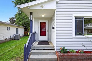 Exterior detail - Spacious 4-bedroom house in beautiful Terre Haute with AC (Terre Haute)