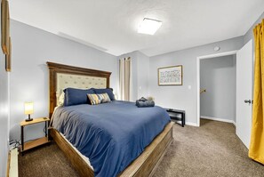 4 bedrooms, desk, iron/ironing board, travel cot - King bed, family friendly, cozy & clean, near ISU (Terre Haute)