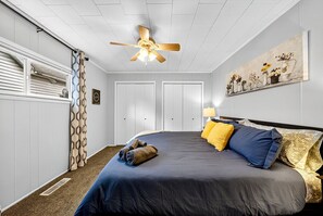 Iron/ironing board, Internet, bed sheets