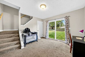 Interior - King bed, family friendly, cozy & clean, near ISU (Terre Haute)