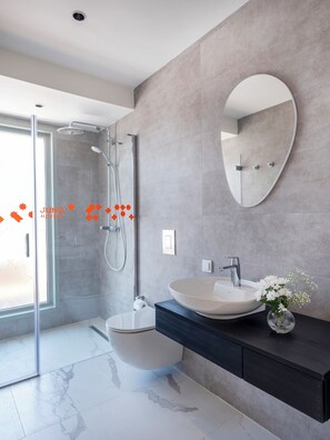 Signature Terrace Suite with Jacuzzi | Bathroom