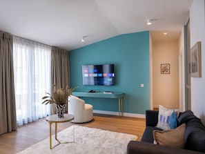 Signature Suite, Sea View | In-room safe, laptop workspace, free WiFi