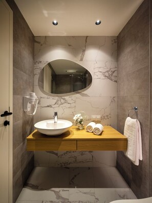 Studio | Bathroom | Shower, free toiletries, hair dryer, slippers