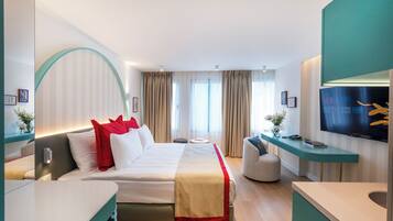 Suite familiare, vista città | Cassaforte in camera, postazione laptop, Wi-Fi gratuito