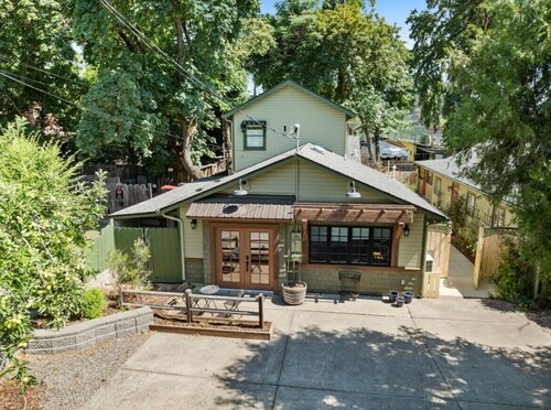 The Monarch - charming cottage in prime downtown Jacksonville w/AC + luxury bath