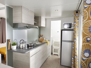 Réfrigérateur, micro-ondes, cafetière/bouilloire, grille-pain