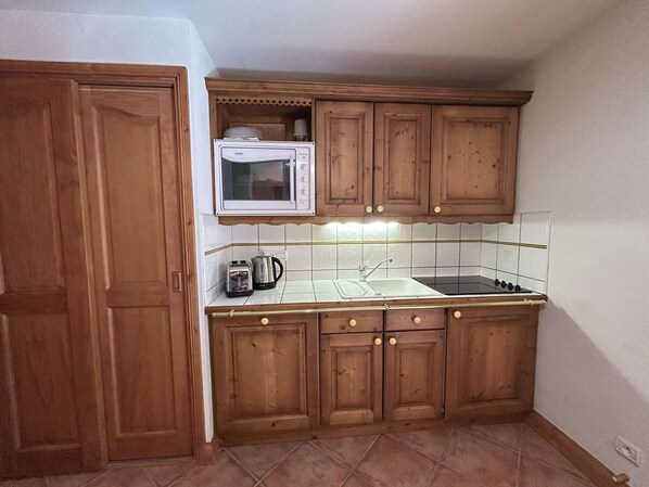 Réfrigérateur, four à micro-ondes, un four, surface de cuisson