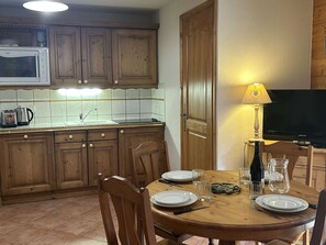 Réfrigérateur, four à micro-ondes, un four, surface de cuisson