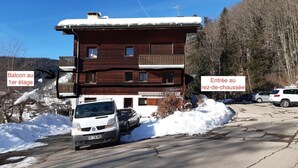 A wooden chalet with a balcony on the first floor and a ski lift entrance. - Wifi, 1st floor, balcony, parking, tv, ski locker, 44m², Le Grand Bornand (Le Grand-Bornand)