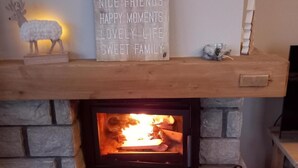 A fireplace with a sign above it that reads "Enjoy Good Time Nice Friends Happy Moments Lovely Life Sweet Family." - Wifi, 1st floor, balcony, parking, tv, ski locker, 44m², Le Grand Bornand (Le Grand-Bornand)