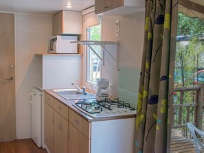 Kühlschrank, Mikrowelle, Wasserkocher mit Kaffee-/Teezubehör