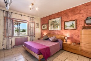 4 bedrooms, iron/ironing board, bed sheets