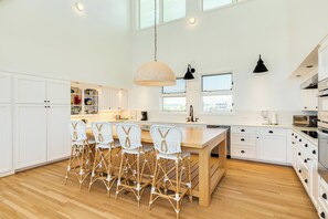 Kylskåp, mikrovågsugn, ugn och spishäll