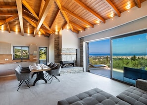 Smart TV, fireplace