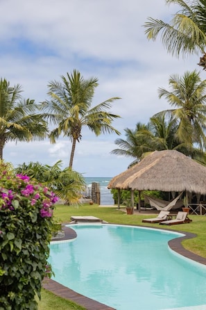 On the beach, white sand, sun-loungers, beach umbrellas - Duna Paraiso Maceió (Maceio)