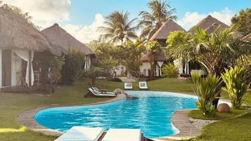 Piscina externa, guarda-sóis, espreguiçadeiras