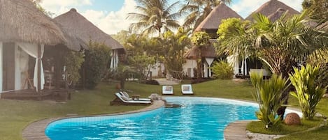 室外游泳池,池畔遮阳伞,日光浴躺椅