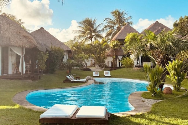 Utendørsbasseng, bassengparasoller og solsenger