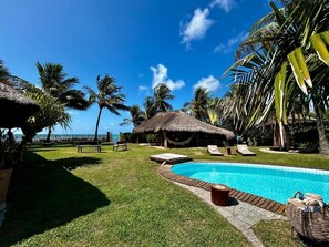 Piscina externa, guarda-sóis, espreguiçadeiras