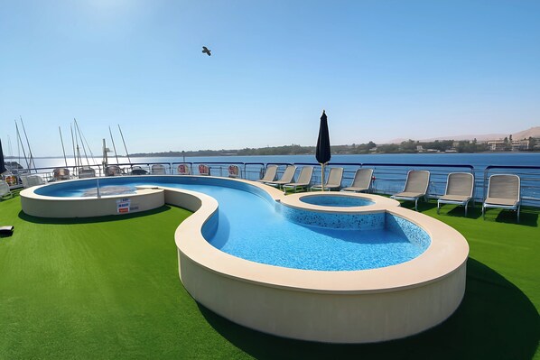 Piscine extérieure, cabanas gratuites, chaises longues