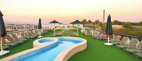 Piscine extérieure, cabanons gratuits, chaises longues