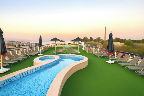Una piscina al aire libre, camas de piscina gratis