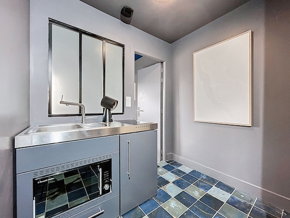 Deluxe Apartment, Garden View | Private kitchen